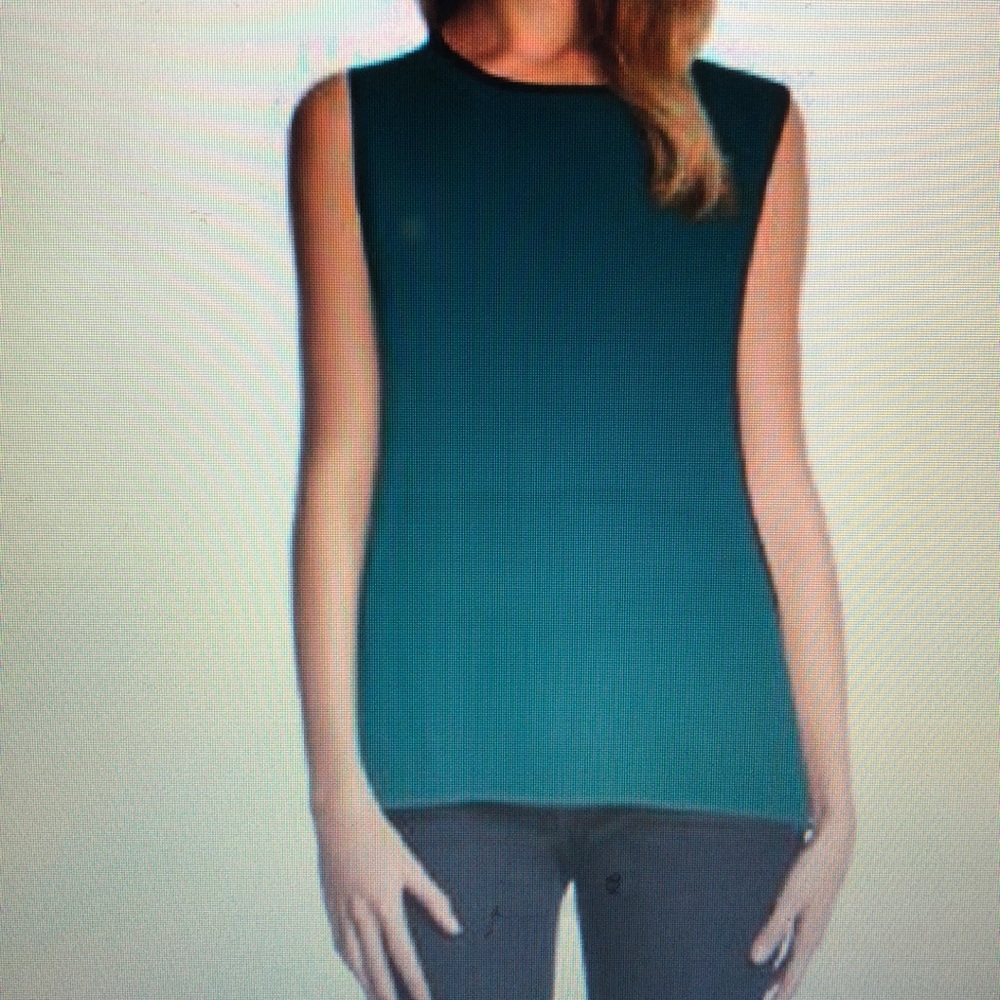 Kind Of Sleeveless Contrast-Trim Blouse